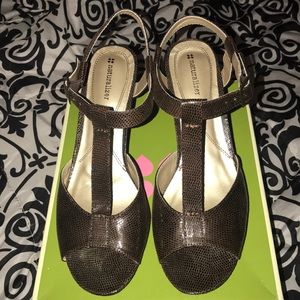 Brown textured sandal